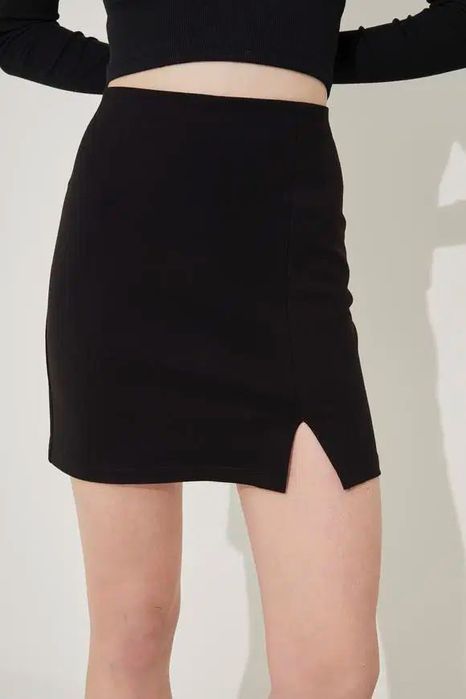 Черна къса пола с цепка