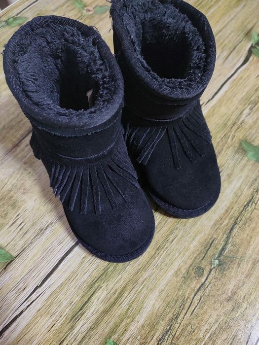 Ghete  negre  din piele intoarsa ptr fetite