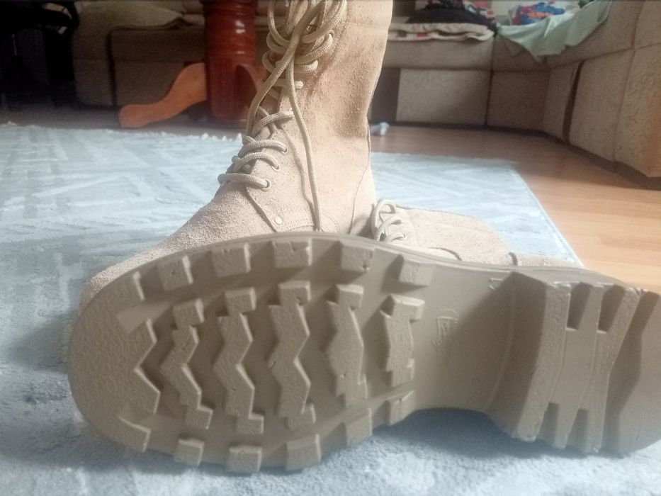 Берцы бежевого цвета и туфли