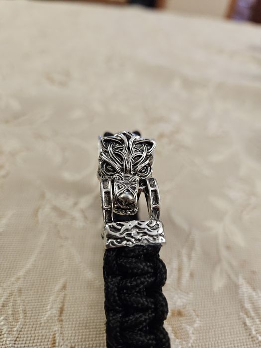 Дълга гривна с вълча глава