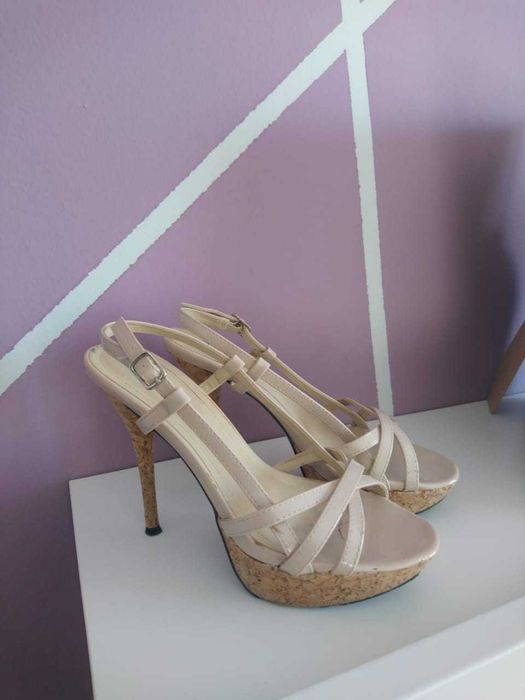 Босоножки на каблуке