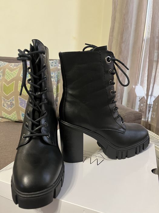 Кожени боти с висок ток