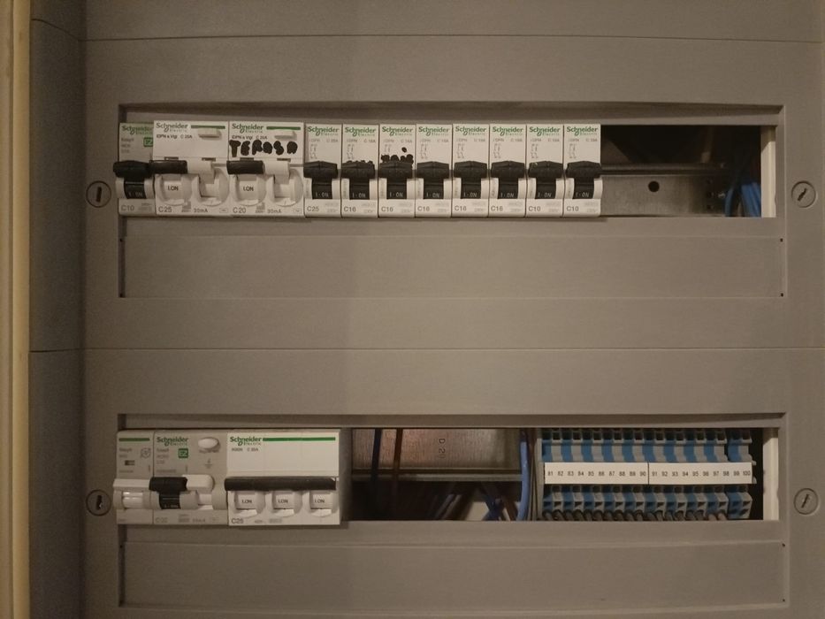 Case inteligente, lucrari electrice, electrician