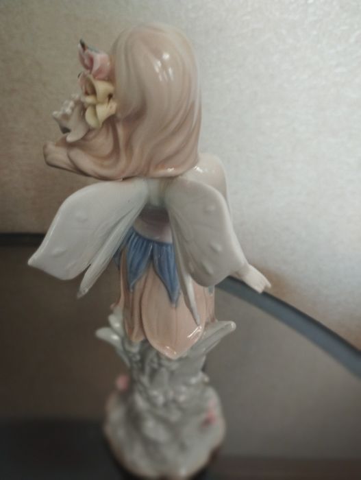 Продам фарфоровую статуэтку