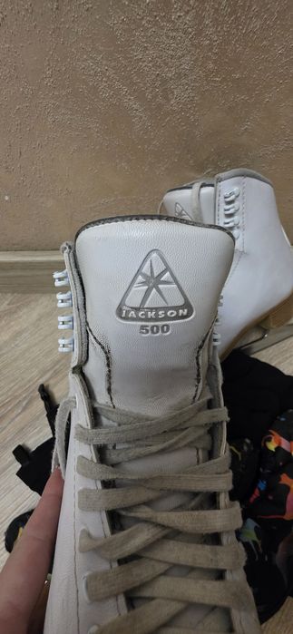 Продам КОНЬКИ для фигурного катания