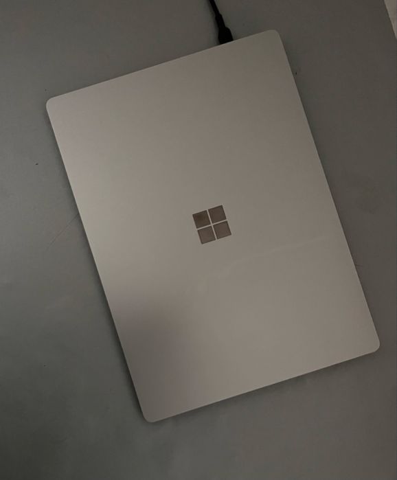 Sotiladi: Microsoft Surface Laptop 4