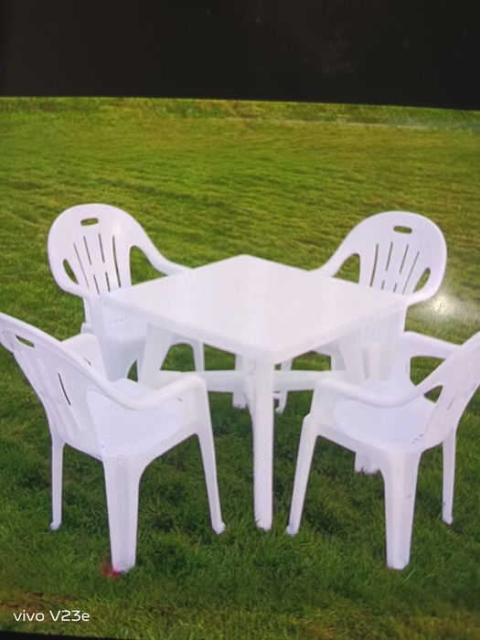 Стол и стулья хорошего качество