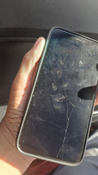 Iphone11 продам экран треснут