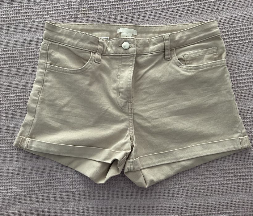 Къси панталони в цвят бежово