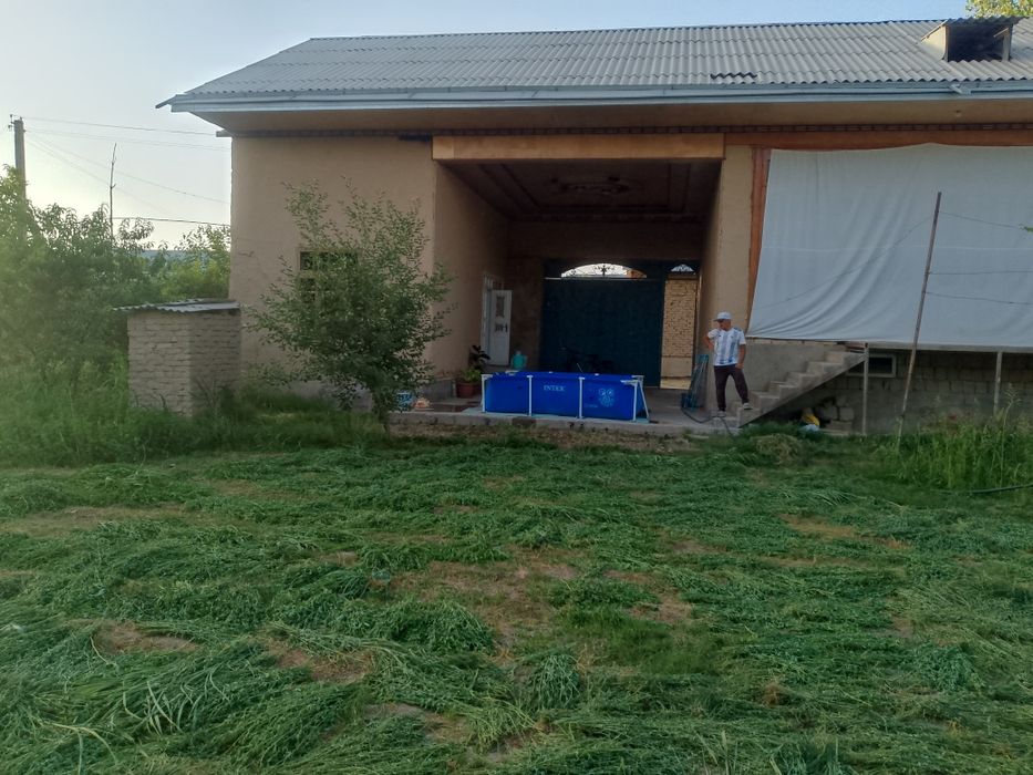 Уй сотилади, 12 сотих, мевали дарахтлар хосилга кирган. Хужахуросон