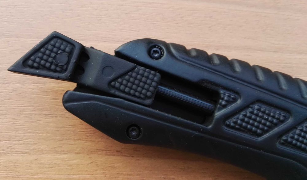 Тактически нож за оцеляване /с магнезиева запалка /