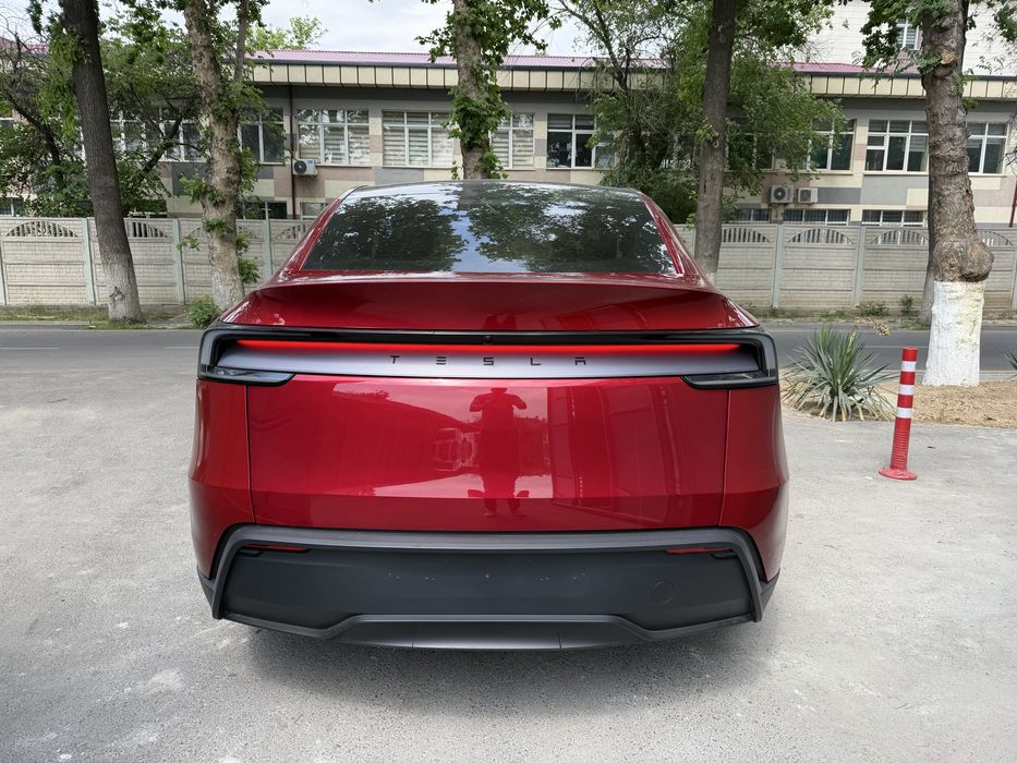 Tesla Model Y 2025 — 2