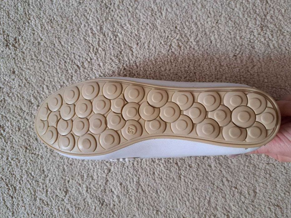 Продам белые мокасины