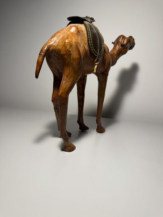 Dromader, sculptura in lemn