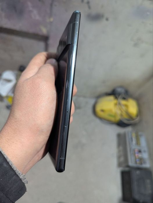 Google Pixel 7 pro (петно возле индикатора антенны)