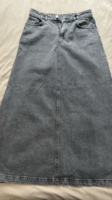 серая длинная джинсовая юбка