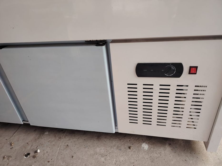 Продам холодильник витринный.