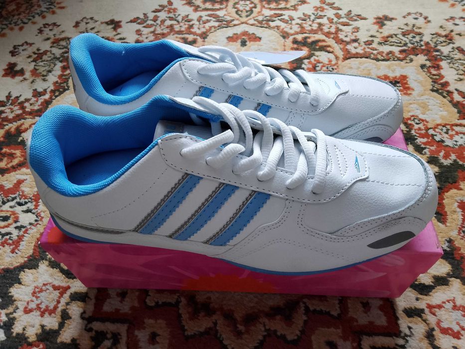 Продам кроссовки стиля унисекс