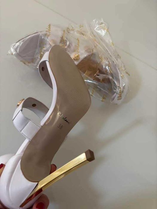 Бели / черни сандали със златни капси