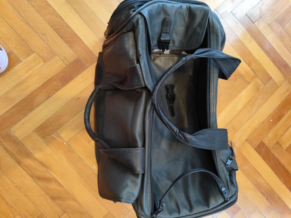 Vând două genți transport animale companie talie mica.