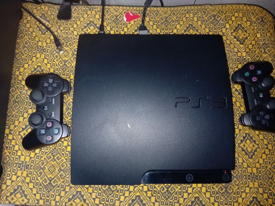 PS3 Slim 500GB + 2 manete wireless si 4 jocuri , accept si schimburi
