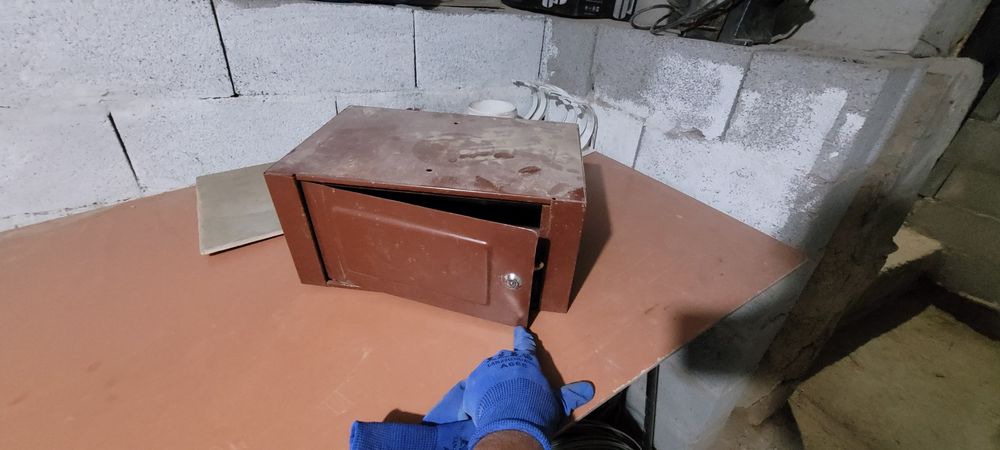 Продам сейф,замок не рабочий.