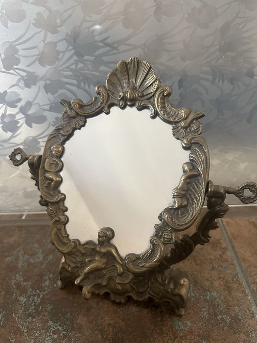Oglinda din bronz masiv ,model exemplar . De colectie !