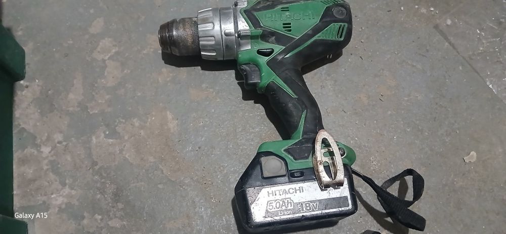 Vand masina filetat si bormasina  cu incarcător si 2 baterie 5 amp