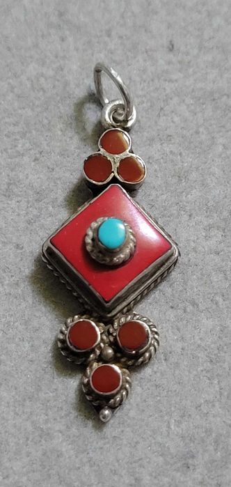 Pandantiv tibetan/nepalez din argint, anturaje de coral si turcoaz
