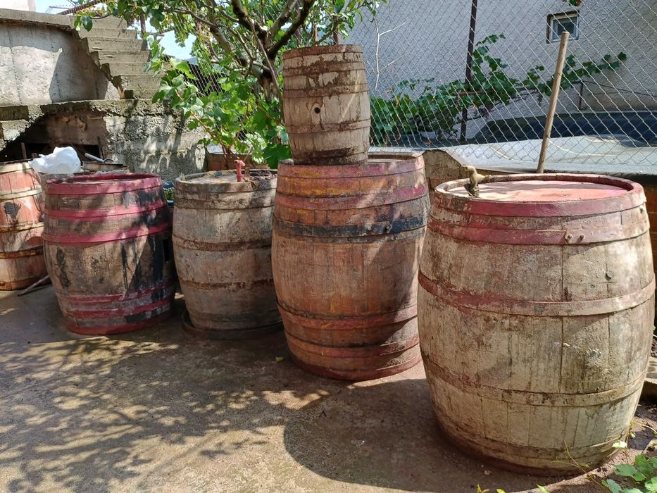 Дървени бурета за вино големи с канела отпред