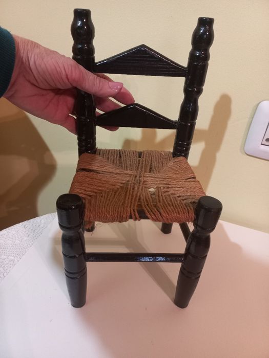 Scaun lemn pt. păpușă, spătar tip scară, șezut iută