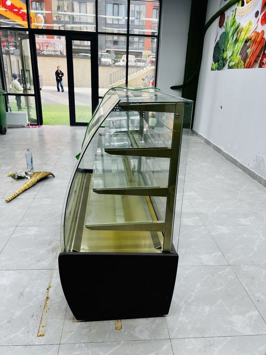 Продается холодильник витриной