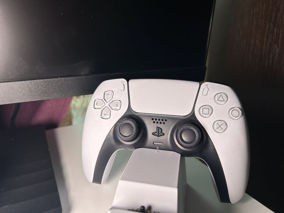 Kit gaming cu PS5 slim 825 GB