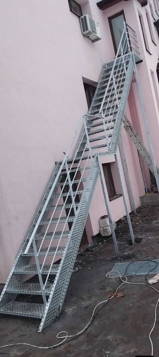 Executam scări metalice