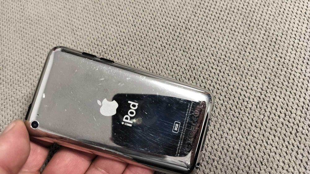 Apple iPod touch 4th Gen 8GB White model MD057KN