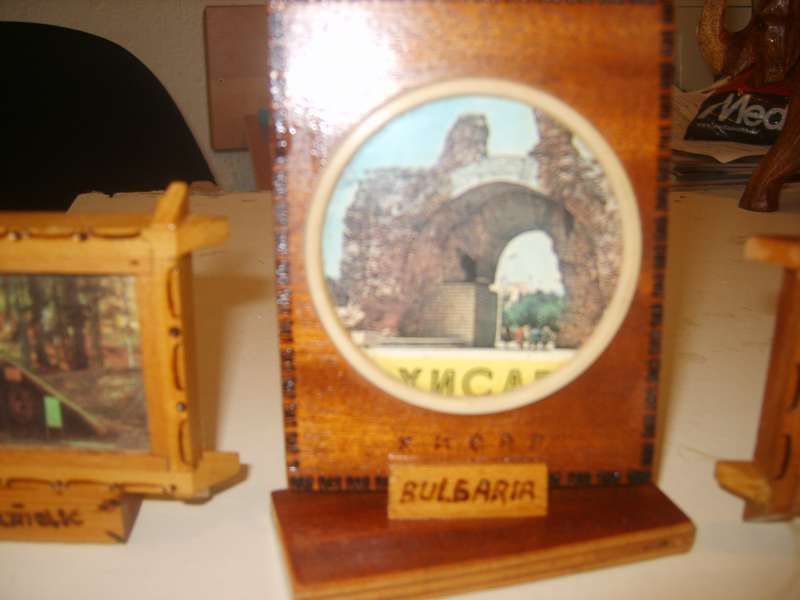 Мини дървени чинийки и изгледи в дървени рамки