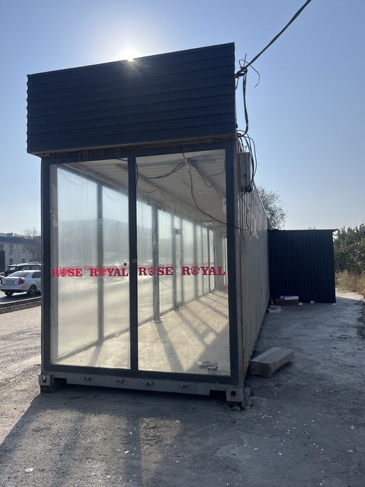 Контейнер с витражными окнами