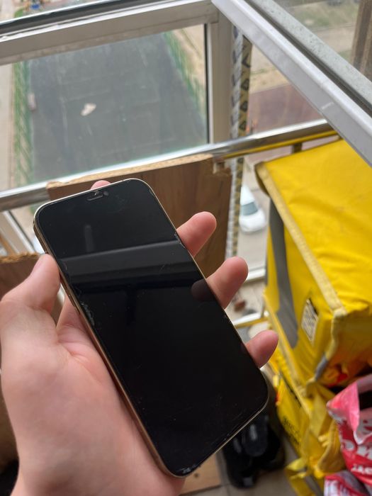 Айфон 12 про в нормальном состояни