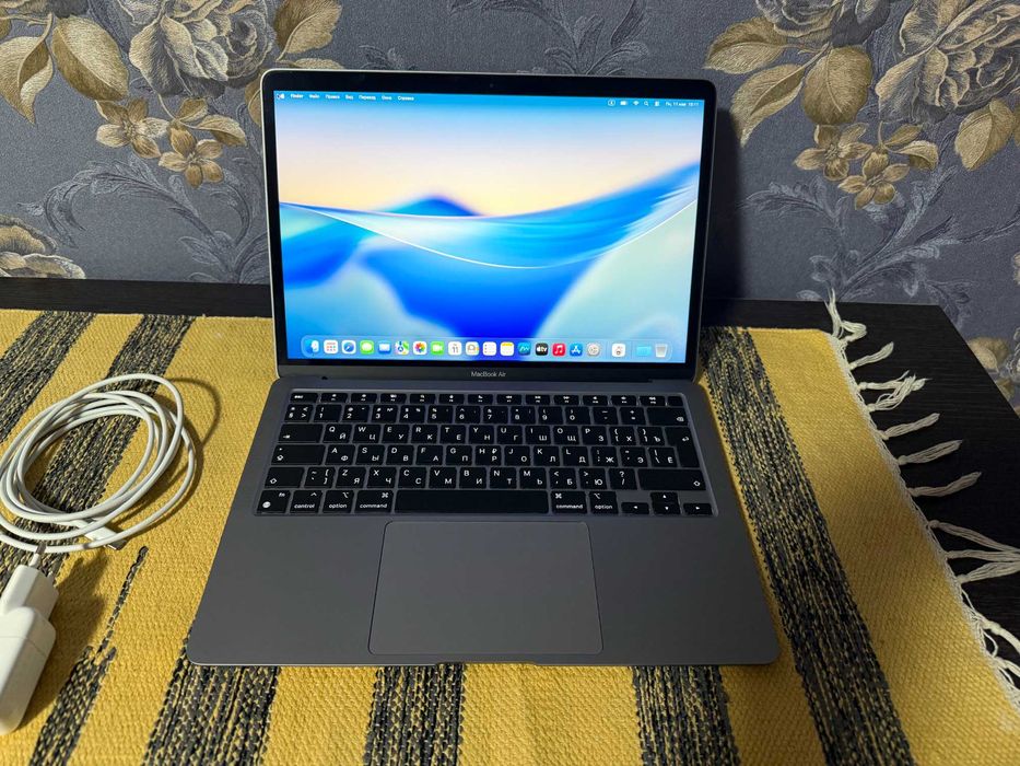 MacBook Air M1 2025г. Retina 13. 8/256. Циклов 89. Батарея 98%
