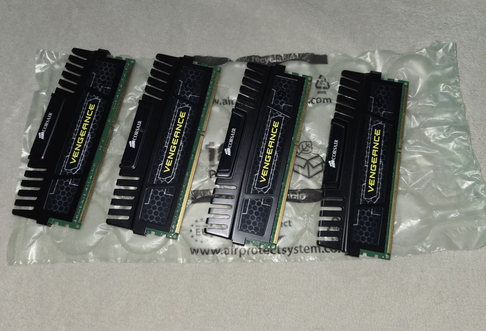 Vand Kit ram Corsair 16gb (4×4GB) la 1600Mhz