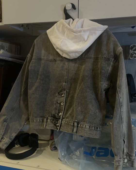 Укороченная серая джинсовка с капюшоном, размер S