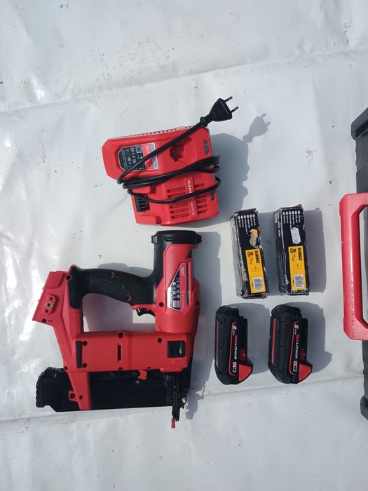 Pistol cuie milwaukee fn18gs . Set cu 2 baterii cutie și incarcator