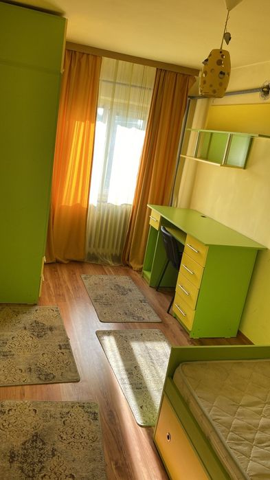 Dormitor copii, pat cu saltea, birou, dulap si etajera