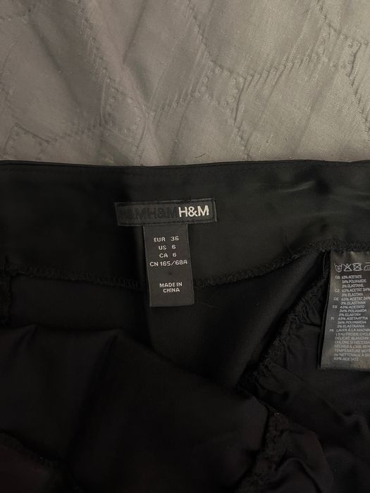 Къса черна прилепнала пола