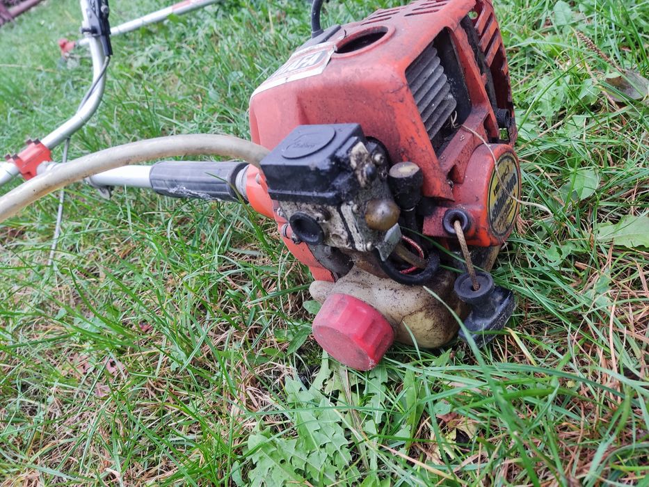 Coasă cu motor japoneză