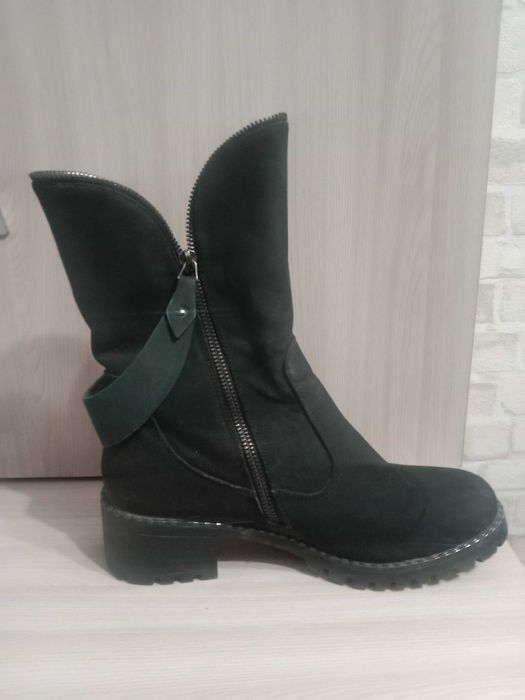 Продам женские ботинки