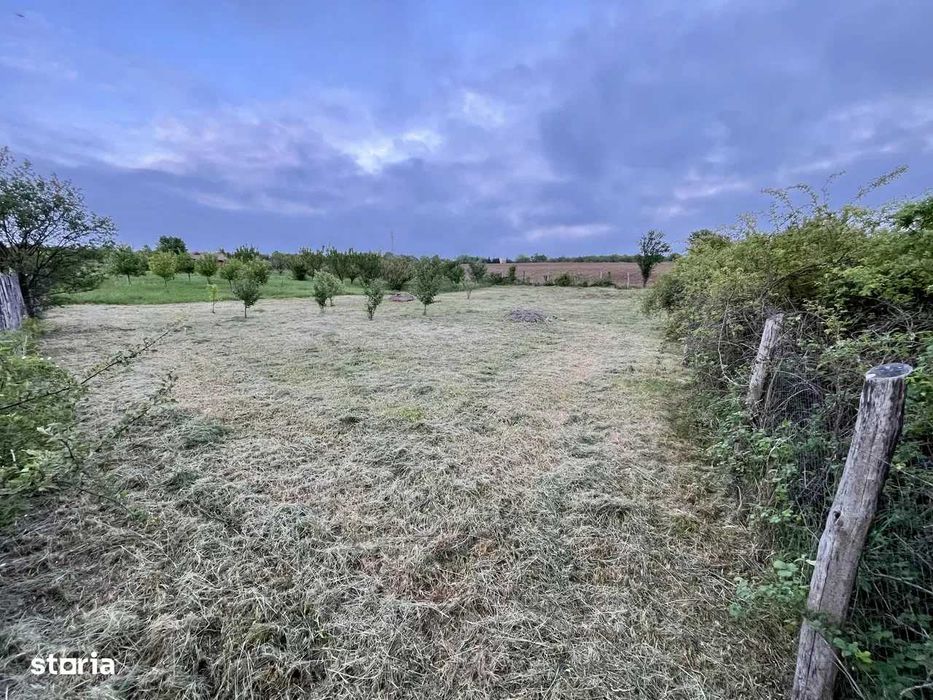 Vând teren intravilan cu panoramă superbă zona de dealuri