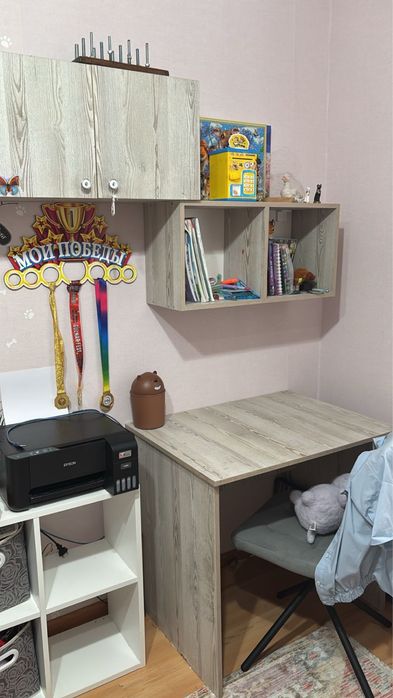 Продам стол и полки