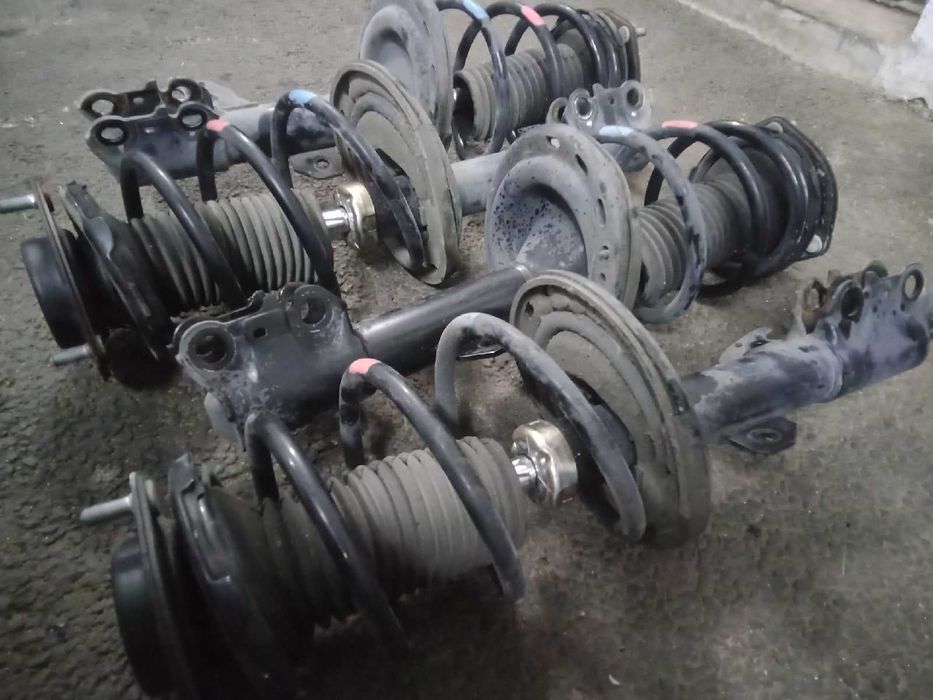 Оригинальные передние амортизаторы в сборе на Toyota Camry 40 45