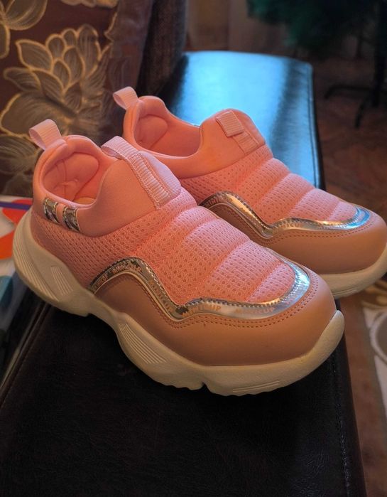 Кроссовки на девочку